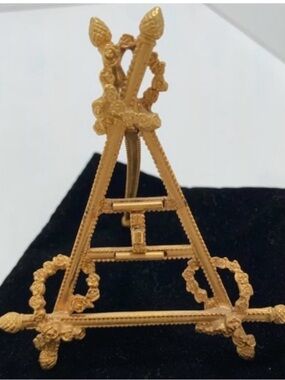 Joan Rivers vintage gold metal ornate Decorative brooch Easel